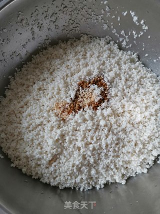 蛋黄鲜肉粽的做法步骤：4