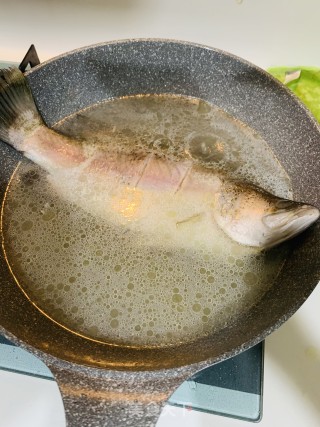 鲈鱼豆腐汤的做法步骤：4