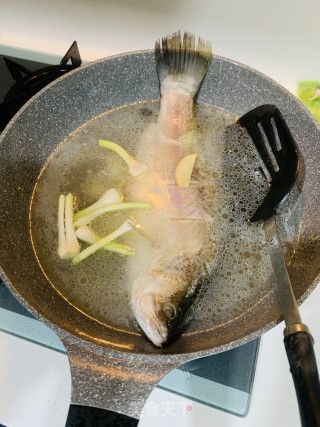 鲈鱼豆腐汤的做法步骤：5