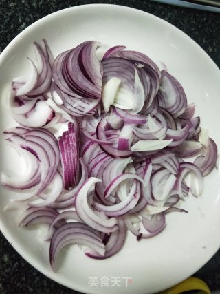 鸭腿洋葱炖土豆的做法步骤：2