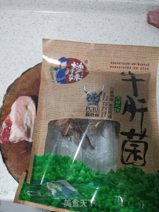 爆炒牛肝菌的做法步骤：1