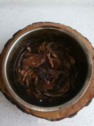 爆炒牛肝菌的做法步骤：3