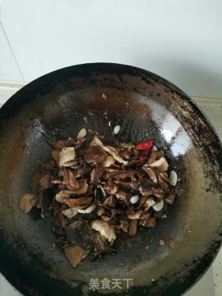 爆炒牛肝菌的做法步骤：7