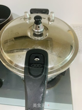 鱼胶鸡汤火锅的做法步骤：3