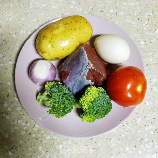 牛肉蔬菜拼饭的做法步骤：1