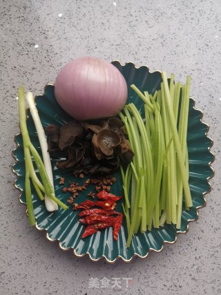洋葱木耳拌芹菜的做法步骤：1