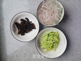 洋葱木耳拌芹菜的做法步骤：2