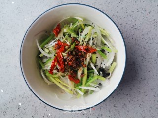 洋葱木耳拌芹菜的做法步骤：4