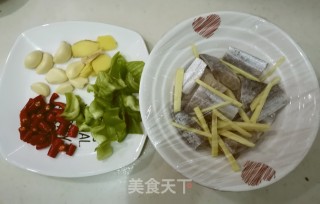 红烧带鱼的做法步骤：1