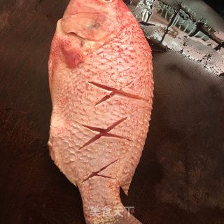清蒸红罗非的做法步骤：1