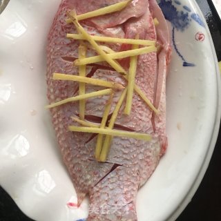 清蒸红罗非的做法步骤：3