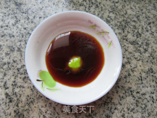 生吃三文鱼的做法步骤：2
