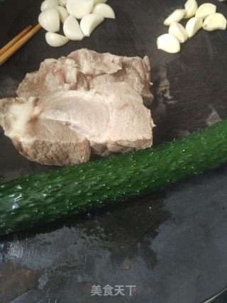 蒜泥白肉的做法步骤：2