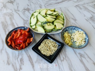 火麻仁红椒嫩南瓜的做法步骤：1