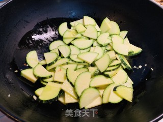 火麻仁红椒嫩南瓜的做法步骤：3