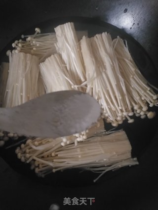 培根金针菇卷的做法步骤：3