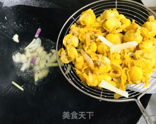 彩椒炒红贝肉的做法步骤：7