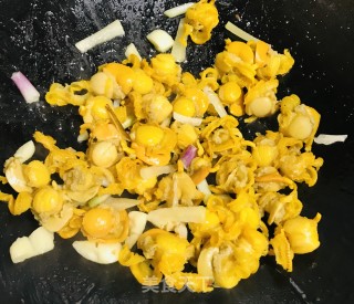 彩椒炒红贝肉的做法步骤：8