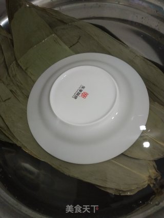 咸蛋黄粽的做法步骤：1