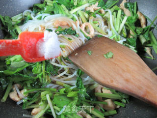 芹菜鸡胸肉炒米粉的做法步骤：10