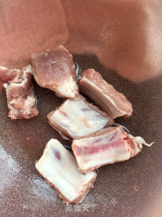 “蒸菜”南瓜蒸排骨的做法步骤：1