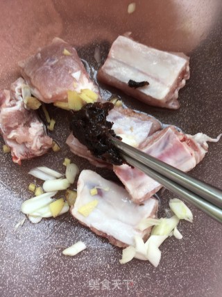 “蒸菜”南瓜蒸排骨的做法步骤：3