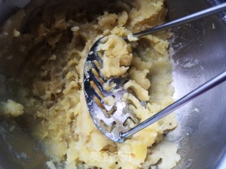 红薯豆沙饼的做法步骤：1