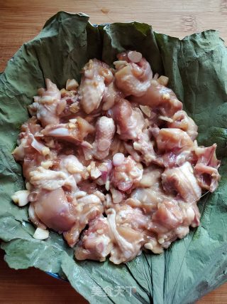 荷叶蒸鸡的做法步骤：4