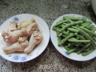 梅豆炖鸡翅根的做法步骤：1