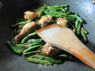 梅豆炖鸡翅根的做法步骤：11