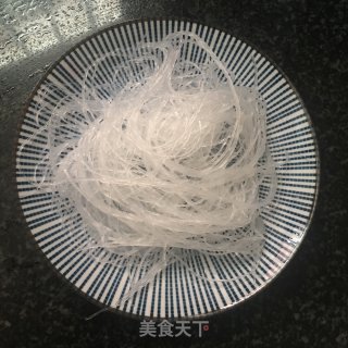 蒜蓉粉丝蒸墨鱼仔的做法步骤：1