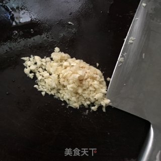 蒜蓉粉丝蒸墨鱼仔的做法步骤：2