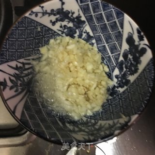 蒜蓉粉丝蒸墨鱼仔的做法步骤：3