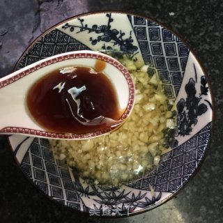 蒜蓉粉丝蒸墨鱼仔的做法步骤：4