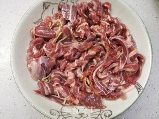 榨菜蒸牛肉的做法步骤：2