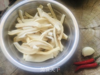 萝卜干炒腊肉的做法步骤：3