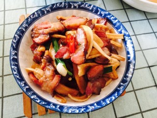 萝卜干炒腊肉的做法步骤：7