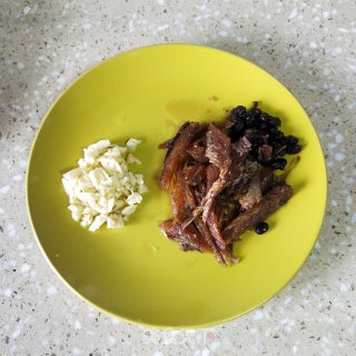 豆豉鲮鱼炒苦瓜的做法步骤：2