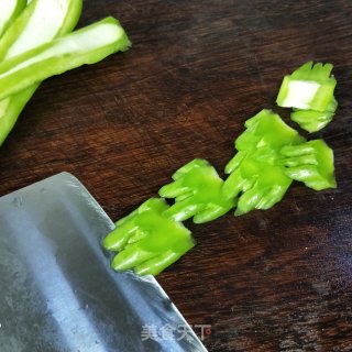 豆豉鲮鱼炒苦瓜的做法步骤：5