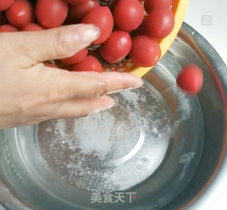 蜜渍圣女果脯的做法步骤：1