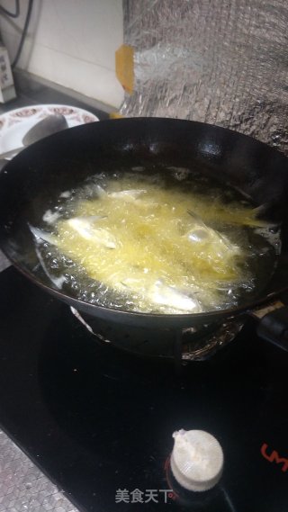 油炸香酥鱼。的做法步骤：2
