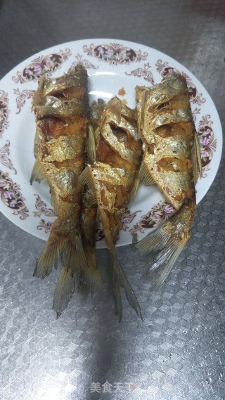 油炸香酥鱼。的做法步骤：3