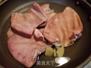 卤猪耳的做法步骤：1