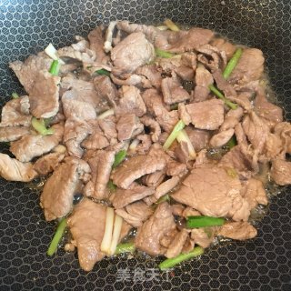 香葱肉片焖平菇的做法步骤：3