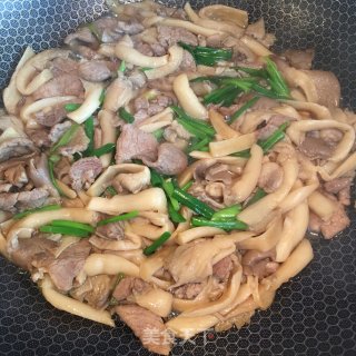 香葱肉片焖平菇的做法步骤：7