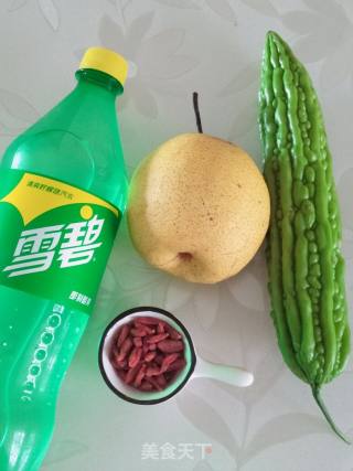 雪碧雪梨拌苦瓜的做法步骤：1