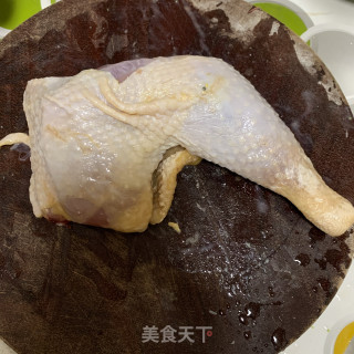 木耳蒸鸡腿肉的做法步骤：1