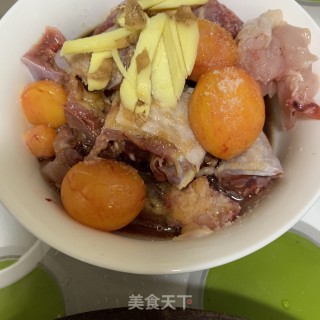木耳蒸鸡腿肉的做法步骤：2