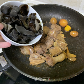 木耳蒸鸡腿肉的做法步骤：9
