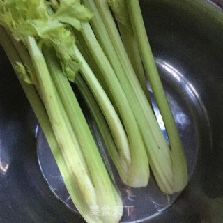 肉丝炒芹菜的做法步骤：1